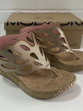 Troya Reversible Shoes Sandals NWOB Women's Size 9 Sold Out.